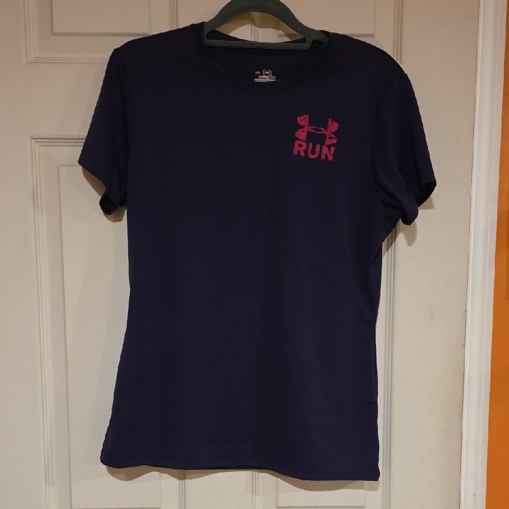 Under Armour Dark purple Heat Gear TEE.   Pink Logo. SIZE M.